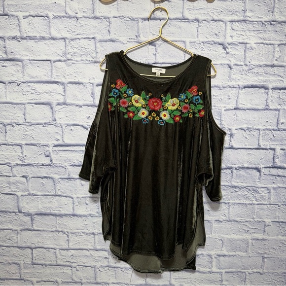 Umgee Tops - Umgee Velvet Embroidered cold shoulder boho blouse size medium